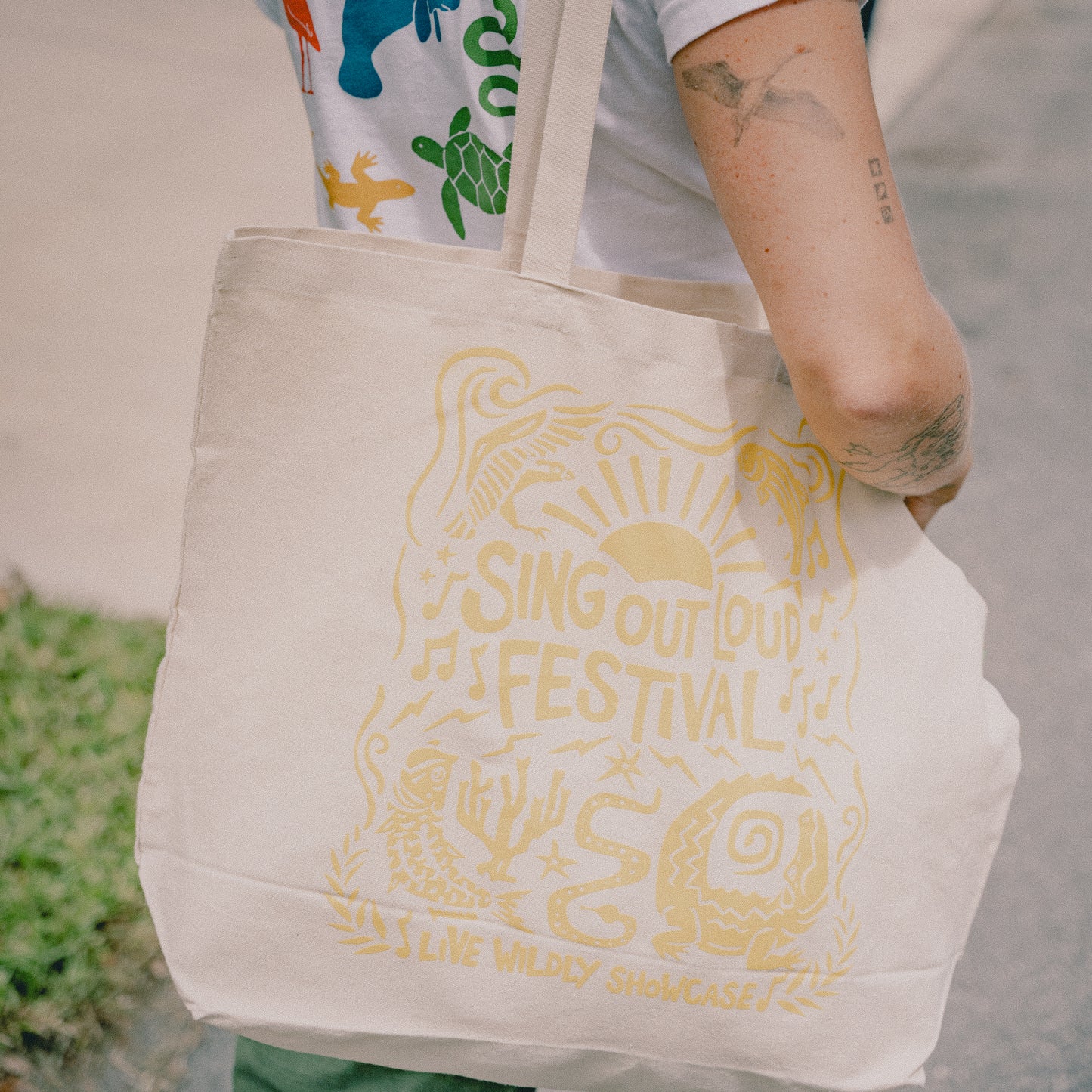 Live Widly Showcase Canvas Tote