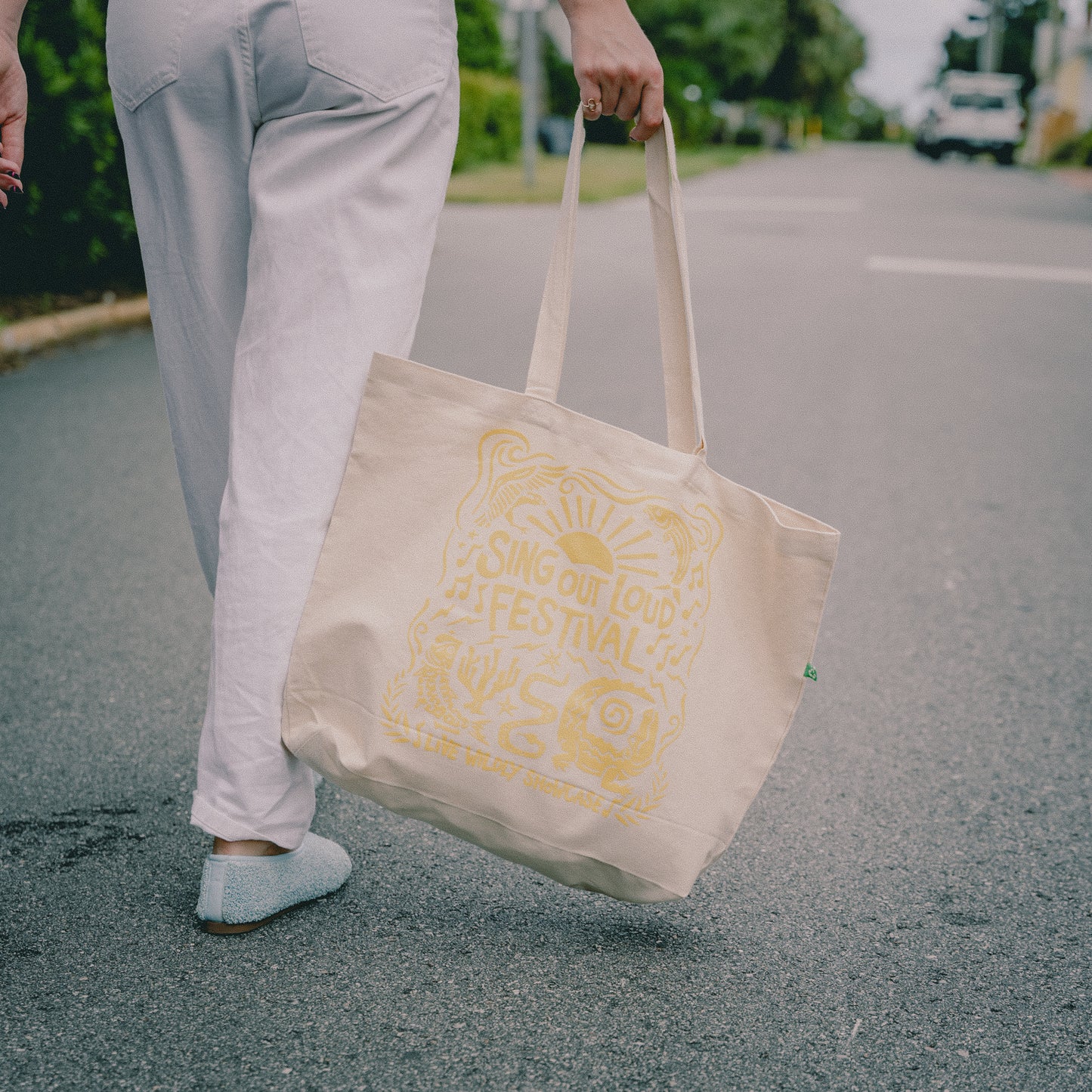 Live Widly Showcase Canvas Tote